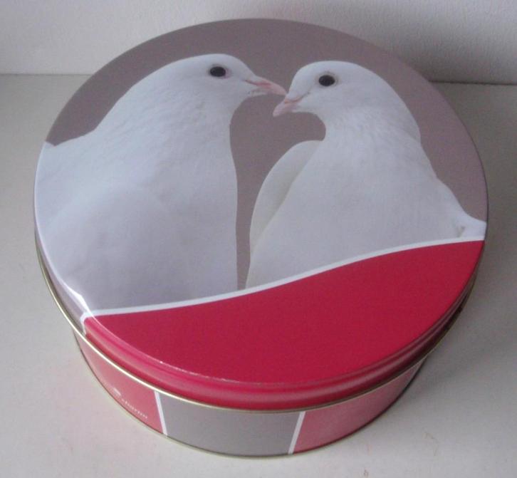 Mooi grijs/rood blik met witte duiven, koekblik, goede staat, Verzamelen, Blikken, Zo goed als nieuw, Koek(jes), Overige merken