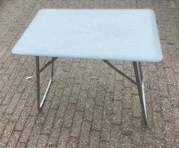 Campingtafel. Stevig en opvouwbaar. beschikbaar voor biedingen