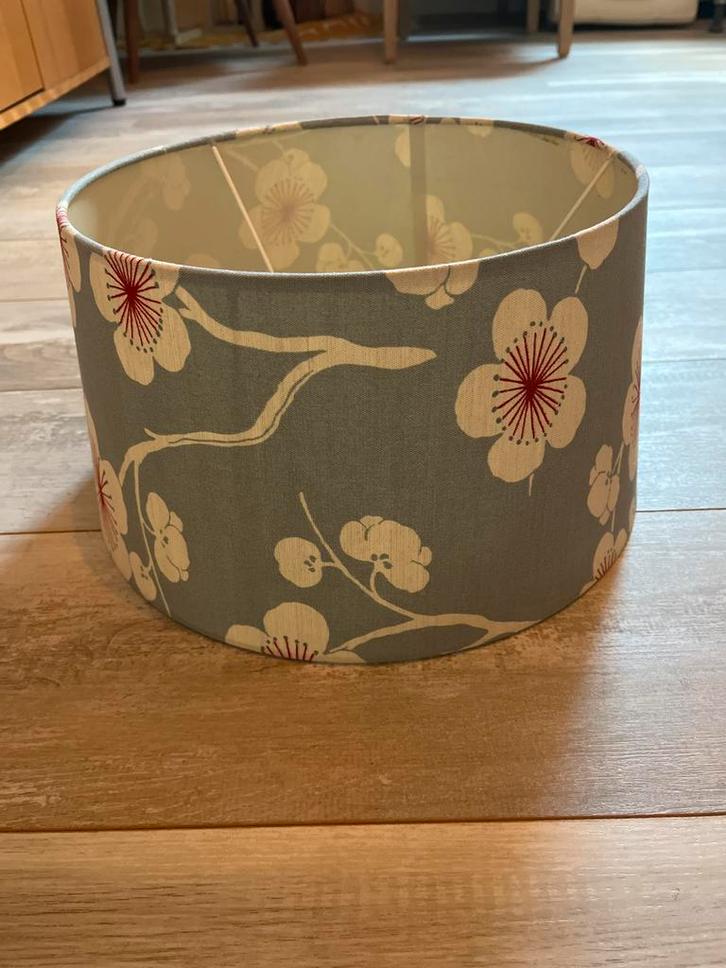 Mooie lampenkap met bloemmotief, Huis en Inrichting, Lampen | Lampenkappen, Zo goed als nieuw, Minder dan 25 cm, Rond, Wit, Ophalen of Verzenden