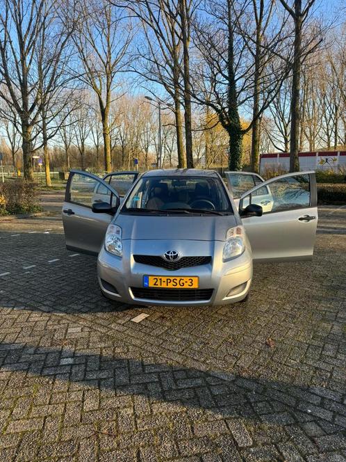 Toyota Yaris 1.3 16V Vvt-i 5DR 2011 Grijs, Auto's, Toyota, Particulier, Yaris, Benzine, B, Hatchback, Handgeschakeld, Origineel Nederlands