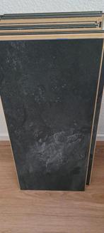 Karwei kliklaminaat tegel, robuust basalt grijs van Le Noir, Doe-het-zelf en Verbouw, Ophalen, 60 cm of meer, Gebruikt, Keramiek