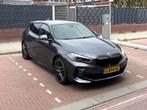 BMW 1-Serie 118i 140pk Aut 2019 Grijs M pakket 19 inch, Auto's, 65 €/maand, 15 km/l, 1295 kg, Origineel Nederlands