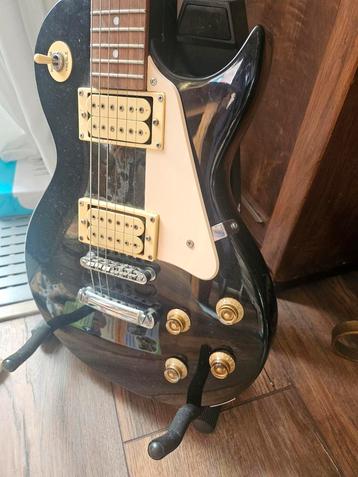 Gitaar met versterker beschikbaar voor biedingen