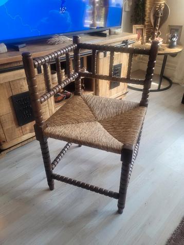 Leuke oude stoel met rieten zitting beschikbaar voor biedingen