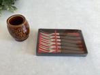 Tonnetje van aardewerk met 6 cocktailvorkjes in doosje, Verzamelen, Retro, Ophalen of Verzenden, Huis en Inrichting