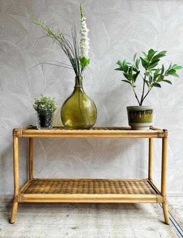 Vintage rotan sidetable beschikbaar voor biedingen