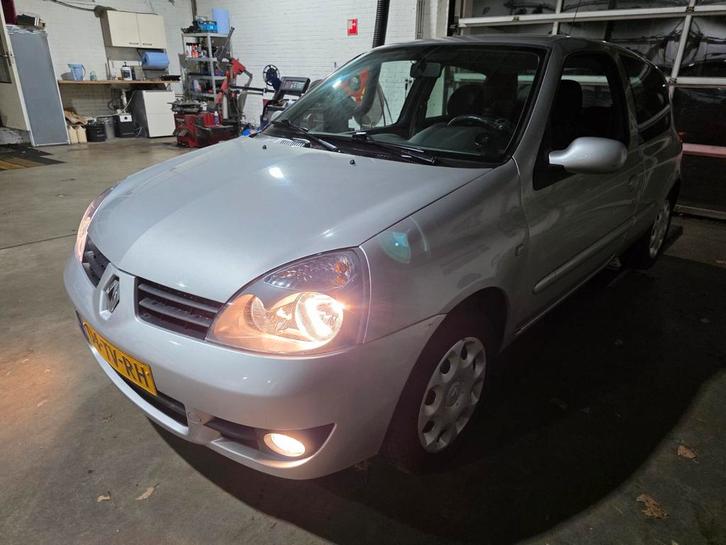 Renault Clio 1.2 16V 2007 Grijs 44.000km NAP Grote beurt!, Auto's, Renault, Particulier, Clio, ABS, Airbags, Airconditioning, Bluetooth
