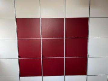 Grote kledingkast met hang- en leggedeelte beschikbaar voor biedingen