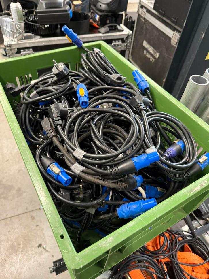 Nette powercon kabels met neutrik stekkers 46 stuks, Muziek en Instrumenten, Kabels en Stekkers, Zo goed als nieuw, Apparatuur