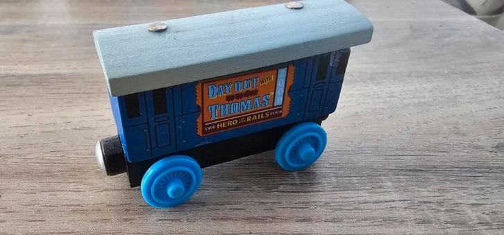 Thomas de trein hout Passengier wagon blauw, Kinderen en Baby's, Speelgoed | Thomas de Trein, Zo goed als nieuw, Ophalen of Verzenden