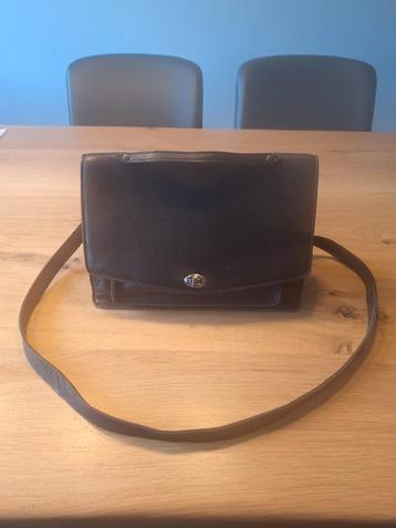 Tk, zwart leren tas, kan crossbody worden gedragen. €10.- beschikbaar voor biedingen