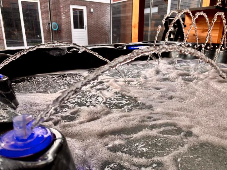 Balboa Spa 'Blackburn' 6-persoons Jacuzzi, Tuin en Terras, Bubbelbaden en Hottubs, Gebruikt, Vast, Afdekzeil, Filter, Pomp, Ophalen