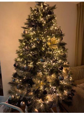 Kunst kerstboom beschikbaar voor biedingen