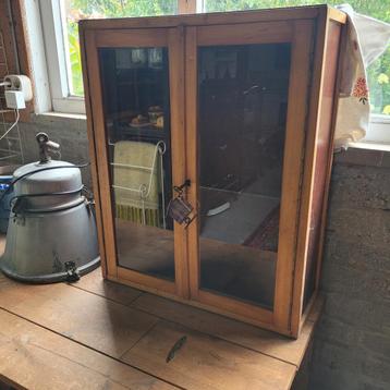 Brocante vintage oud klein vitrinekastje hangkastje  beschikbaar voor biedingen
