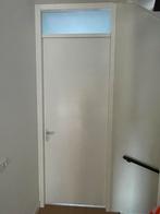 Opdekdeur wit linksdraaiend met kozijn, Doe-het-zelf en Verbouw, Deuren en Horren, Ophalen, Gebruikt, 80 tot 100 cm, 215 cm of meer