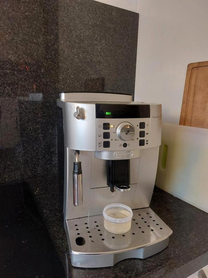 DeLonghi ECAM 22.110 SB Volautomaat - Koffiemachine, Witgoed en Apparatuur, Koffiezetapparaten, Gebruikt, Koffiebonen, Koffiemachine