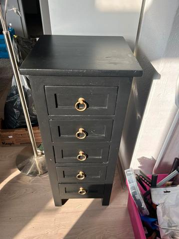 Ladekast zwart met gouden knoppen beschikbaar voor biedingen