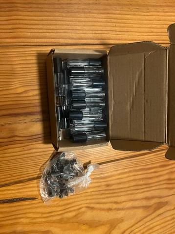 Kleine potjes eyeliner beschikbaar voor biedingen