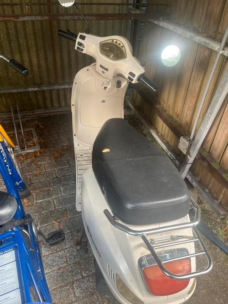 Opknap scooter moet weg!, Fietsen en Brommers, Snorfietsen en Snorscooters, Gebruikt, Overige merken, Benzine, Ophalen