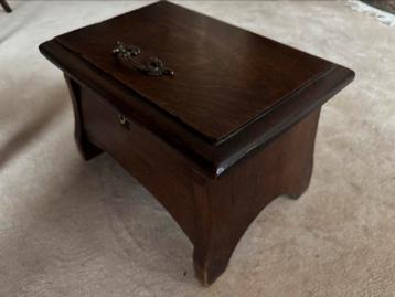 Antieke houten opbergkist te koop beschikbaar voor biedingen