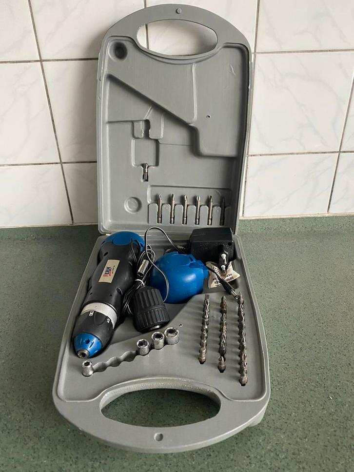 Accu Schroefmachine + 30 Accessoires, Doe-het-zelf en Verbouw, Gereedschap | Boormachines, Gebruikt, Boor- en Schroefmachine, Minder dan 400 watt