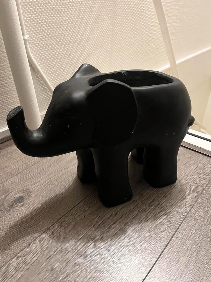 Bloempot Olifant - Leuk voor binnen of buiten!, Tuin en Terras, Bloempotten, Gebruikt, Overige materialen, Binnen, Minder dan 40 cm