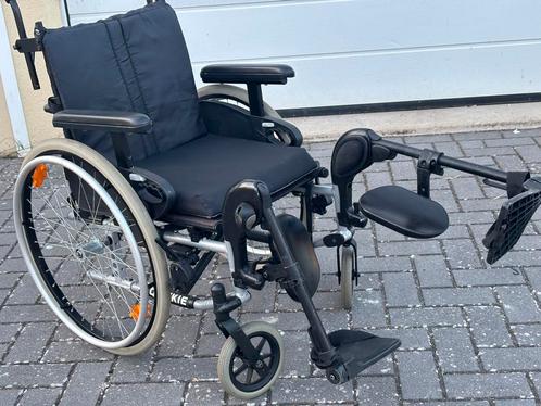 Rolstoel met verstelbare beensteunen tot recht vooruit ., Diversen, Rolstoelen, Gebruikt, Handbewogen rolstoel, Inklapbaar, Ophalen of Verzenden