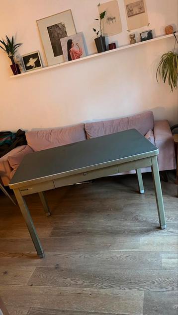 Vintage tafel met ijzeren onderstel beschikbaar voor biedingen