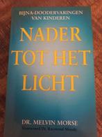 Nader tot het licht, Ophalen of Verzenden, Zo goed als nieuw