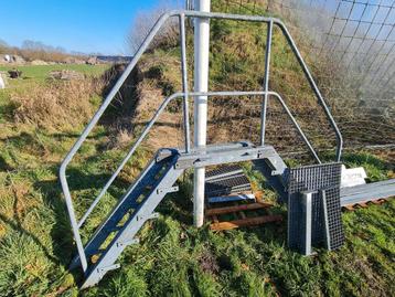 Stalen trap, brugfunctie, hoogte ca. 1000mm, thermisch verz. beschikbaar voor biedingen