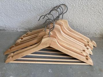 Wooden hangers kledinghangers hout beschikbaar voor biedingen