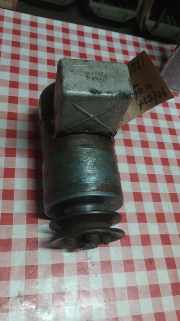 Dynamo Magneti Marelli 12V - Oldtimer trekker, Auto-onderdelen, Motor en Toebehoren, Oldtimer onderdelen, Universele onderdelen