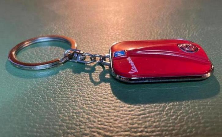Vespa scooter rood, Verzamelen, Sleutelhangers, Zo goed als nieuw, Verzenden
