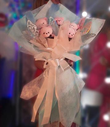 Met de hand gemaakt. Feestelijk boeket met beren. beschikbaar voor biedingen