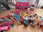 Heel veel barbies + barbiecamper en barbie ziekenauto, Ophalen of Verzenden, Gebruikt