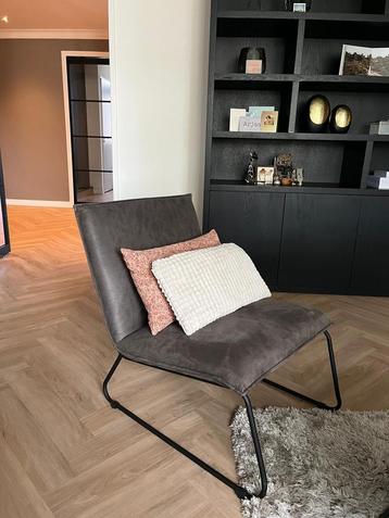 Comfortabele antracietkleurige loungestoel – in nette staat beschikbaar voor biedingen