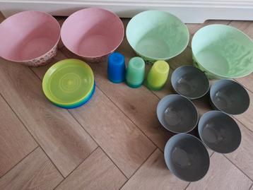 Plastic schalen, bordjes en bekers  beschikbaar voor biedingen