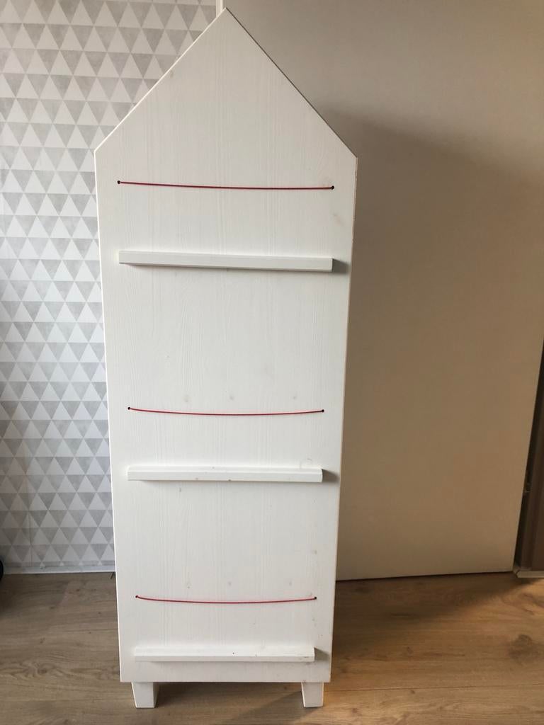 Leuke witte kinderkast in huisvorm van Woood, Kinderen en Baby's, Kinderkamer | Commodes en Kasten, Ophalen, Gebruikt, 105 cm of meer