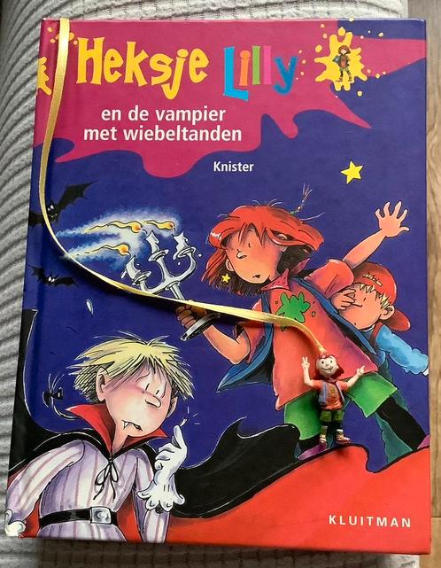 HEKSJE LILLY EN DE VAMPIER MET WIEBELTANDEN HARDCOVER BOEK, Boeken, Kinderboeken | Jeugd | 10 tot 12 jaar, Zo goed als nieuw, Ophalen of Verzenden