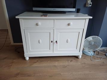 Witte brocante commode  beschikbaar voor biedingen