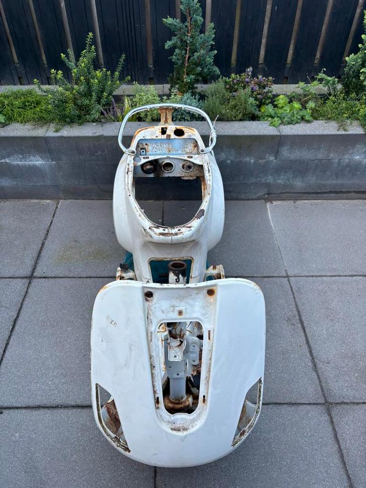 Koopje!! Vespa Snor 25 Km Frame C38  LX S LXV ET, Fietsen en Brommers, Brommeronderdelen | Scooters, Gebruikt, Vespa, Frame, Ophalen of Verzenden
