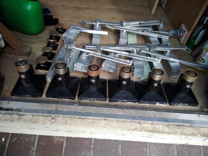 Partij Deurdrangers en Elektrisch Magneet Deurhouders., Doe-het-zelf en Verbouw, Hang- en Sluitwerk, Gebruikt, Scharnier, IJzer