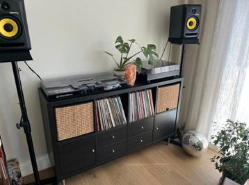 Kallax kast IKEA zwartbruin met Ösarp pootjes beschikbaar voor biedingen