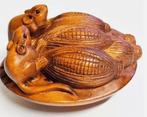 Houten Netsuke van 2 muizen op een schaal met mais , Verzamelen, Ophalen of Verzenden, Nieuw, Beeldje of Figuurtje