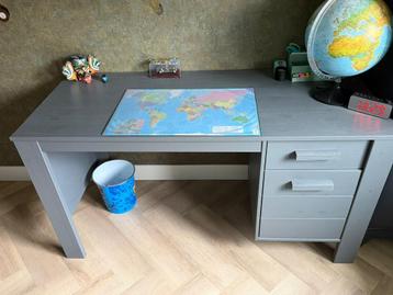 Bureau van WOOOD beschikbaar voor biedingen
