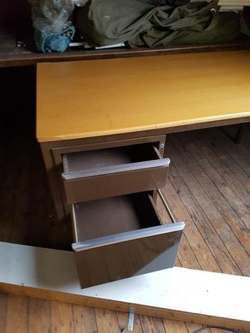 Robuust stalen bureau met ruime schuiflades, voor €55,-  beschikbaar voor biedingen