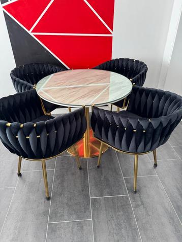 Ronde marmer eetafel met stoelen beschikbaar voor biedingen