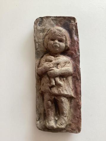 Wand plaquette in reliëf Meisje met pop Hanna Mobach beschikbaar voor biedingen