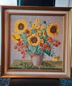 Geborduurd schilderij. Zonnebloemen en klaprozen in vaas, Antiek en Kunst, Kunst | Schilderijen | Klassiek, Ophalen of Verzenden