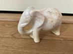 Decoratieve olifant van zeepsteen kleur ecru hoogte 6 cm, Ophalen of Verzenden, Gebruikt, Wild dier, Beeldje of Figuurtje